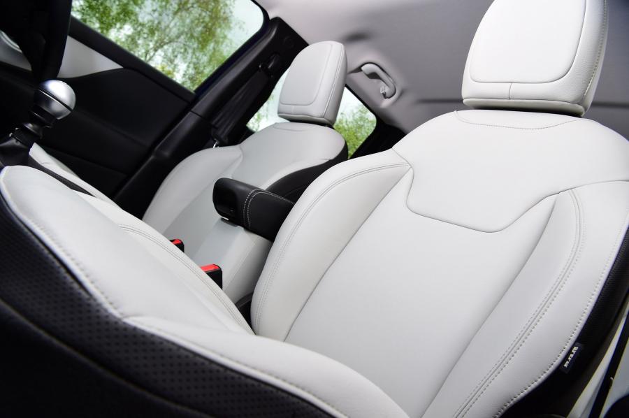 Интерьер Jeep Renegade Limited (BU) 2018 года  (UK) (фото 2 из 41)